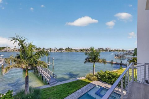 House in Treasure Island, Florida 4 bedrooms, 397.06 sq.m. № 2395878 - photo 16