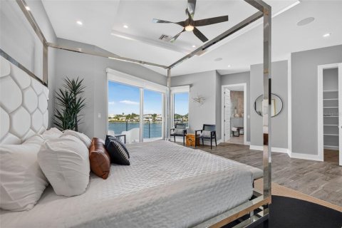 House in Treasure Island, Florida 4 bedrooms, 397.06 sq.m. № 2395878 - photo 4