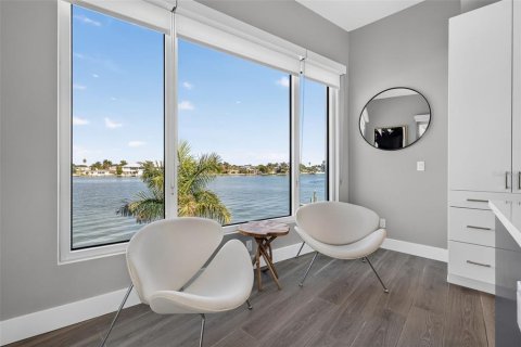 House in Treasure Island, Florida 4 bedrooms, 397.06 sq.m. № 2395878 - photo 20