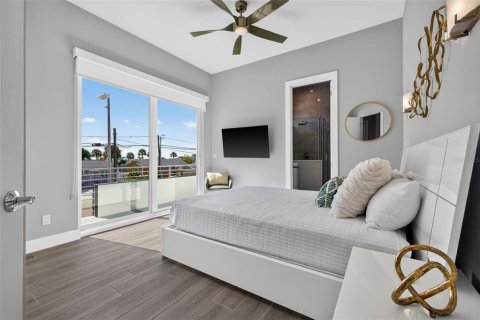 House in Treasure Island, Florida 4 bedrooms, 397.06 sq.m. № 2395878 - photo 30
