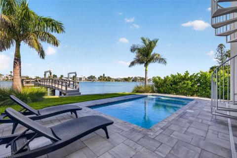 House in Treasure Island, Florida 4 bedrooms, 397.06 sq.m. № 2395878 - photo 2