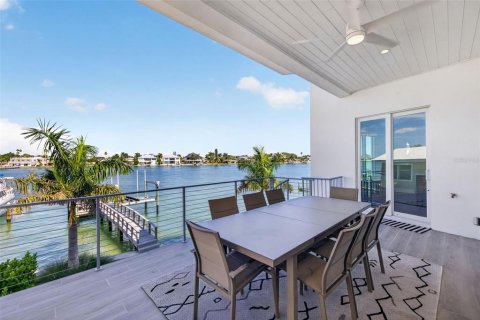 House in Treasure Island, Florida 4 bedrooms, 397.06 sq.m. № 2395878 - photo 15