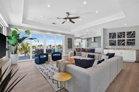 House in Treasure Island, Florida 4 bedrooms, 397.06 sq.m. № 2395878 - photo 3