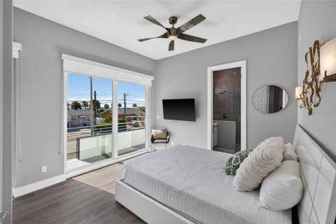 House in Treasure Island, Florida 4 bedrooms, 397.06 sq.m. № 2395878 - photo 29