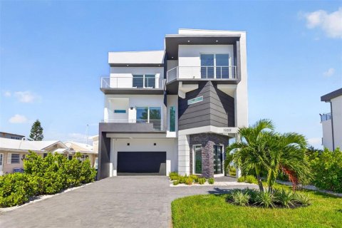 House in Treasure Island, Florida 4 bedrooms, 397.06 sq.m. № 2395878