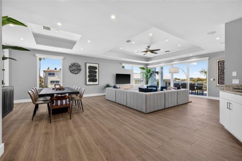 House in Treasure Island, Florida 4 bedrooms, 397.06 sq.m. № 2395878 - photo 9