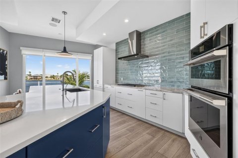 House in Treasure Island, Florida 4 bedrooms, 397.06 sq.m. № 2395878 - photo 24