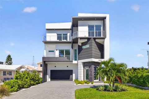 House in Treasure Island, Florida 4 bedrooms, 397.06 sq.m. № 2395878 - photo 6