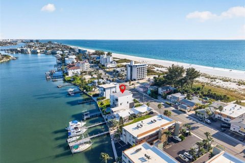 House in Treasure Island, Florida 4 bedrooms, 397.06 sq.m. № 2395878 - photo 5