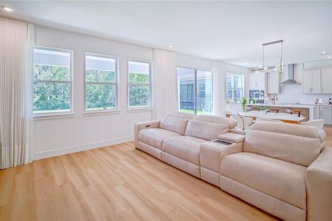 House in MERIDIAN PARKS in Orlando, Florida 5 bedrooms, 237.92 sq.m. № 2403372 - photo 8