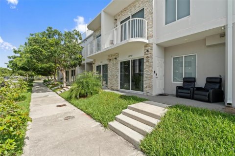 Townhouse in Homestead, Florida 4 bedrooms, 142.6 sq.m. № 1848396 - photo 1