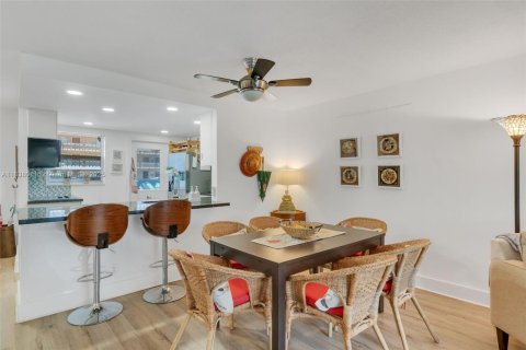 Condo in Hallandale Beach, Florida, 2 bedrooms  № 2041317 - photo 5