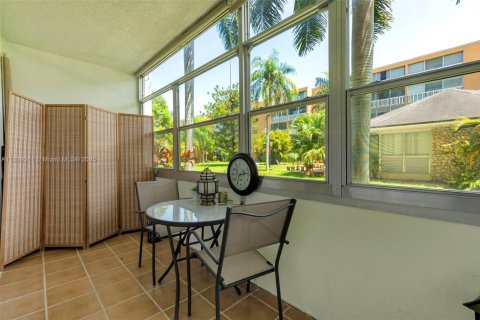 Condo in Hallandale Beach, Florida, 2 bedrooms  № 2041317 - photo 14