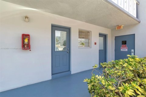 Condo in Hallandale Beach, Florida, 2 bedrooms  № 2041317 - photo 28