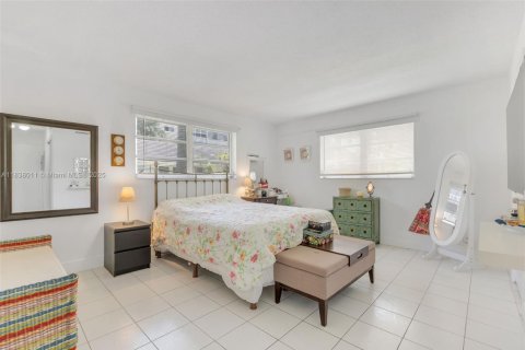 Condo in Hallandale Beach, Florida, 2 bedrooms  № 2041317 - photo 16