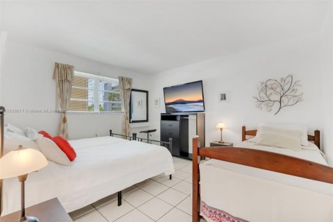 Condo in Hallandale Beach, Florida, 2 bedrooms  № 2041317 - photo 17