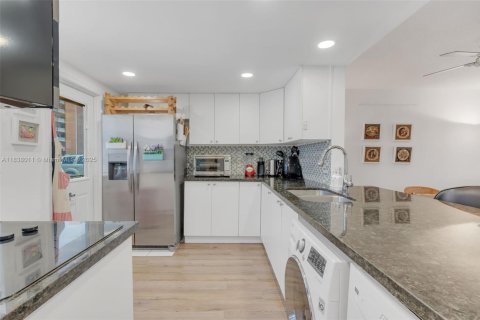 Condo in Hallandale Beach, Florida, 2 bedrooms  № 2041317 - photo 10