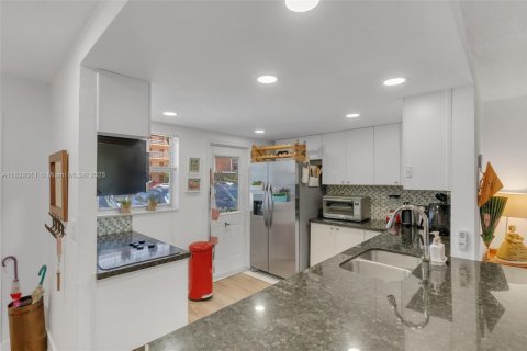 Condo in Hallandale Beach, Florida, 2 bedrooms  № 2041317 - photo 9