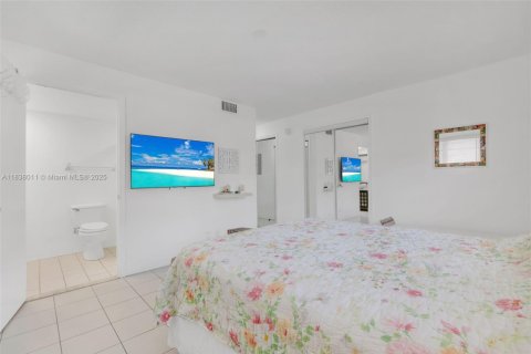 Condo in Hallandale Beach, Florida, 2 bedrooms  № 2041317 - photo 19