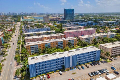 Condo in Hallandale Beach, Florida, 2 bedrooms  № 2041317 - photo 27