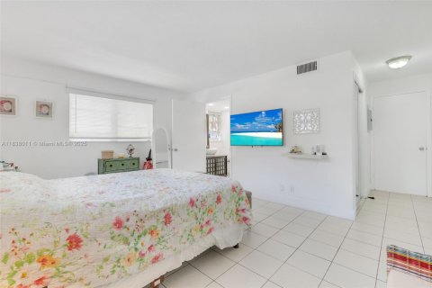 Condo in Hallandale Beach, Florida, 2 bedrooms  № 2041317 - photo 18