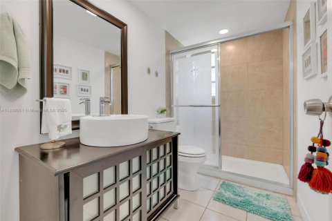 Condo in Hallandale Beach, Florida, 2 bedrooms  № 2041317 - photo 22