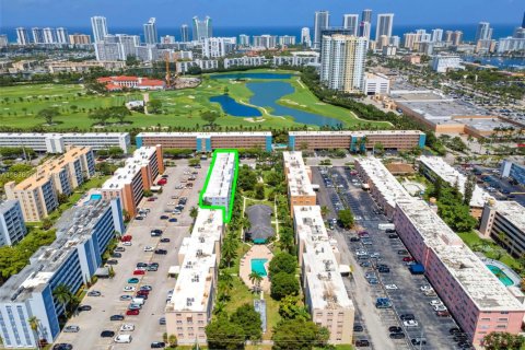 Condo in Hallandale Beach, Florida, 2 bedrooms  № 2041317 - photo 23