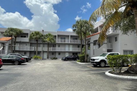 Condo in Hialeah, Florida, 2 bedrooms  № 1863918 - photo 1