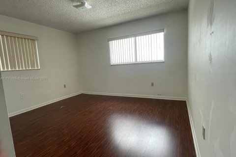 Condo in Hialeah, Florida, 2 bedrooms  № 1863918 - photo 10