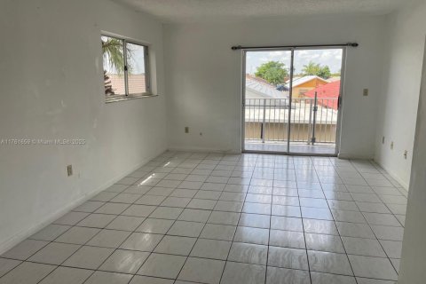 Condo in Hialeah, Florida, 2 bedrooms  № 1863918 - photo 5