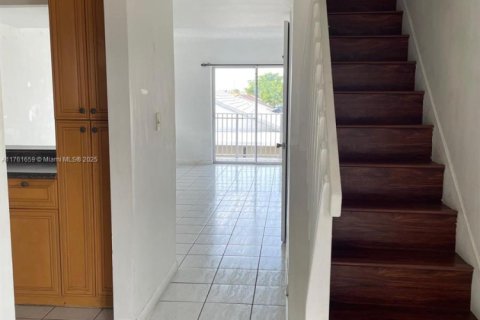 Condo in Hialeah, Florida, 2 bedrooms  № 1863918 - photo 4
