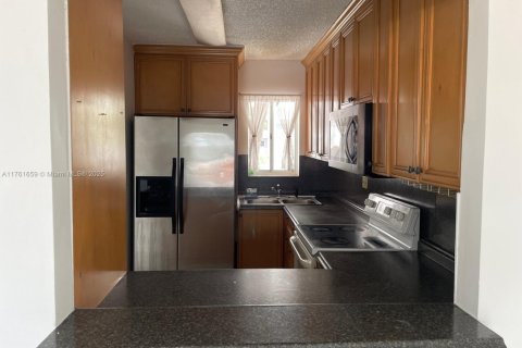 Condo in Hialeah, Florida, 2 bedrooms  № 1863918 - photo 7