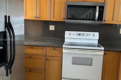 Condo in Hialeah, Florida, 2 bedrooms  № 1863918 - photo 8