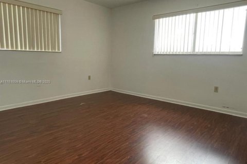 Condo in Hialeah, Florida, 2 bedrooms  № 1863918 - photo 9