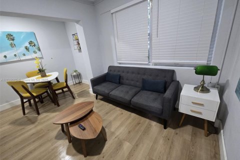 Casa en alquiler en Miami, Florida, 2 dormitorios, 139.35 m2 № 1872585 - foto 2