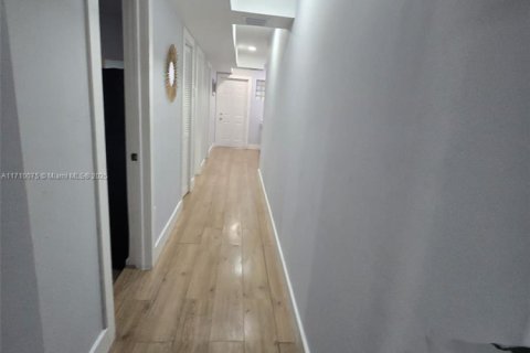 Casa en alquiler en Miami, Florida, 2 dormitorios, 139.35 m2 № 1872585 - foto 3