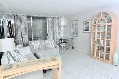 Condo in Pompano Beach, Florida, 2 bedrooms № 2260143 - photo 5