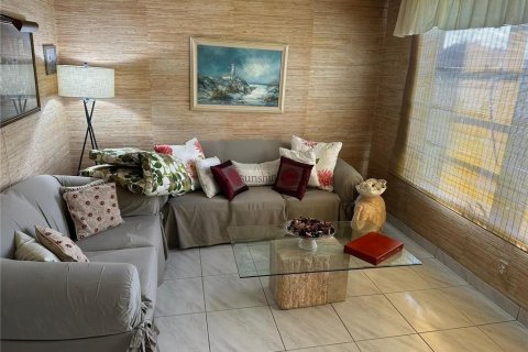 Condo in Pompano Beach, Florida, 2 bedrooms № 2260143 - photo 15