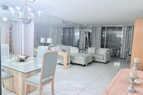 Condo in Pompano Beach, Florida, 2 bedrooms № 2260143