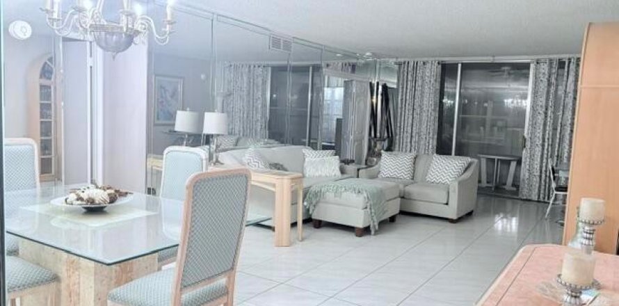Condo in Pompano Beach, Florida, 2 bedrooms № 2260143