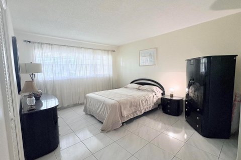 Condo in Pompano Beach, Florida, 2 bedrooms № 2260143 - photo 11