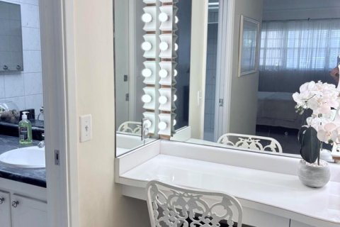 Condo in Pompano Beach, Florida, 2 bedrooms № 2260143 - photo 13