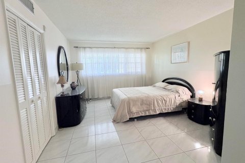 Condo in Pompano Beach, Florida, 2 bedrooms № 2260143 - photo 10