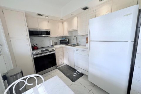 Condo in Pompano Beach, Florida, 2 bedrooms № 2260143 - photo 7