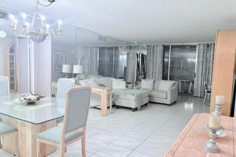 Condo in Pompano Beach, Florida, 2 bedrooms № 2260143 - photo 4
