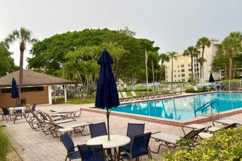 Condo in Pompano Beach, Florida, 2 bedrooms № 2260143 - photo 22