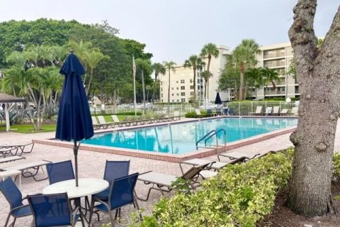 Condo in Pompano Beach, Florida, 2 bedrooms № 2260143 - photo 23