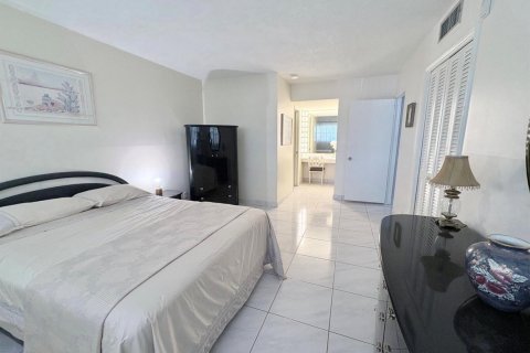 Condo in Pompano Beach, Florida, 2 bedrooms № 2260143 - photo 8