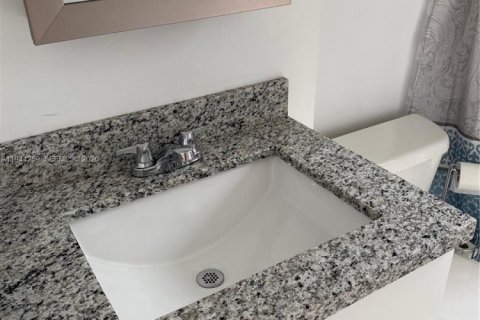 Condo in Miami, Florida, 1 bedroom  № 2000684 - photo 7