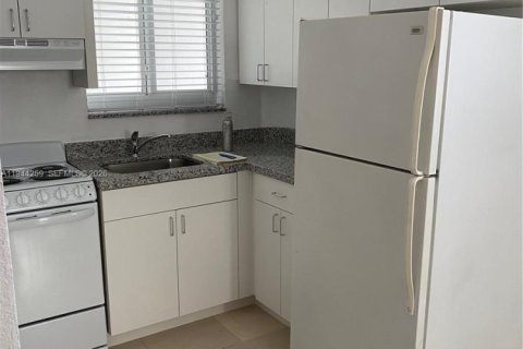 Condo in Miami, Florida, 1 bedroom  № 2000684 - photo 5